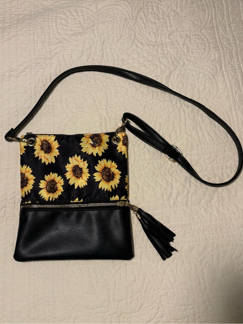 NWOT Women’s Sunflower Crossbody Bag